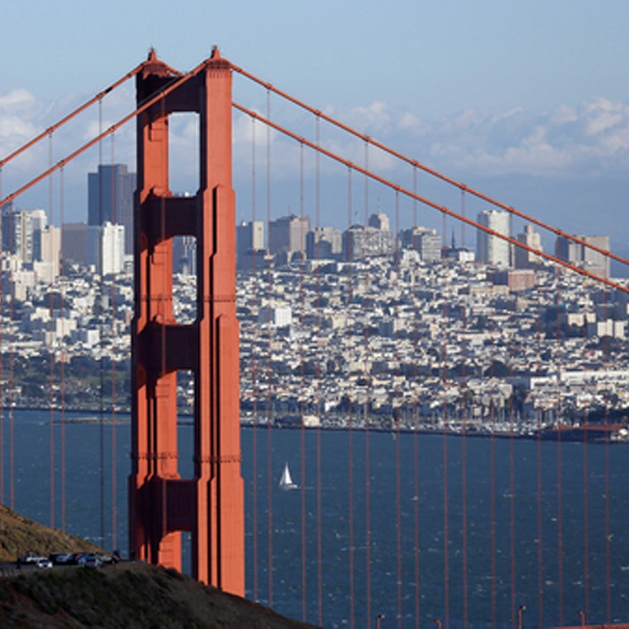 Die Golden Gate Bridge mit der Skyline von San Francisco © AP Foto: Eric Risberg