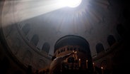 Ein Lichtkegel fällt von oben in die Grabeskirche in Jerusalem. © picture alliance / AP Photo | Sebastian Scheiner Foto: Sebastian Scheiner