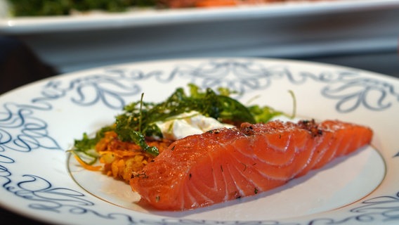 Graved Lachs mit Rösti © NDR Foto: Florian Kruck