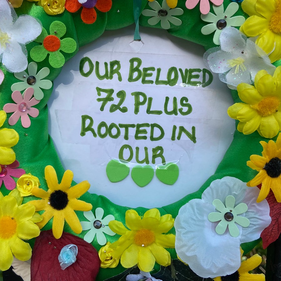 Ein Kranz aus Blumen zum Gedenken der 72 Menschen, die beim Brand des Grenfell Hochhauses 2017 in London starben © NDR/Gabi Biesinger Foto: Gabi Biesinger