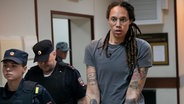 Die in Russland inhaftierte US-Basketballerin Britney Griner wird nach einer Anhörung abgeführt. © picture alliance /AP Foto: Alexander Zemlianichenko