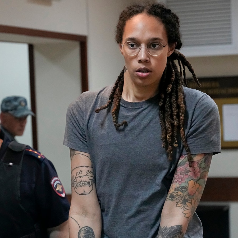 Die in Russland inhaftierte US-Basketballerin Britney Griner wird nach einer Anhörung abgeführt. © picture alliance /AP Foto: Alexander Zemlianichenko