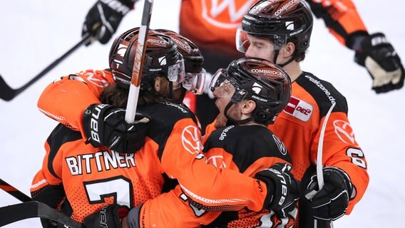 Die Spieler der Grizzlys Wolfsburg © Imago images Foto: Andreas Gora