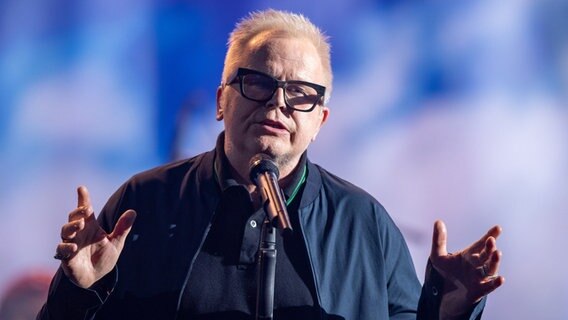 Der deutsche Sänger Herbert Grönemeyer steht bei einem Konzert auf der Bühne. © picture alliance/dpa/dpa-Zentralbild/Hendrik Schmidt Foto: Hendrik Schmidt