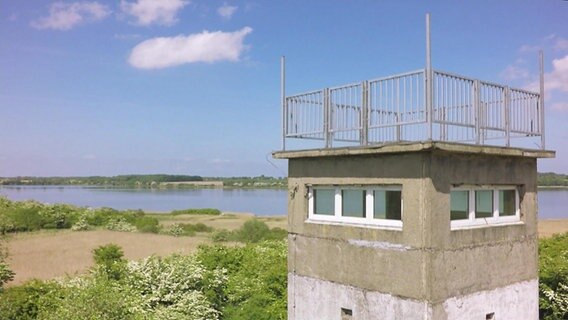 Ein Wachturm der ehemaligen Innerdeutschen Grenze am Dassower See, Mecklenburg-Vorpommern.  