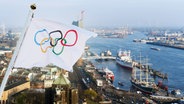 Fahne mit den olympischen Ringen vor dem Hamburger Hafen (Montage) © imago/imagebroker 