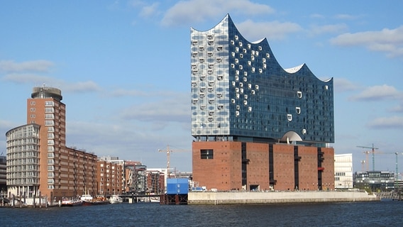 Die Elbphilharpnie im Hamburger Hafen © NDR Foto: Gitte Alpen