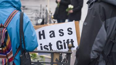 "Hass ist Gift" steht auf einem von Regen durchweichten Schild © picture alliance/Frank Rumpenhorst/dpa Foto: picture alliance/Frank Rumpenhorst/dpa