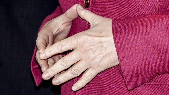 Angela Merkelt faltet die Hände zur Raute. © imago/imagebroker 