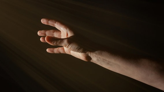 Eine ausgestreckte Hand greift ins Leere. © picture alliance / Shotshop | Iordache Magdalena Foto: Iordache Magdalena