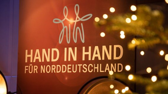 Das Logo von "Hand in Hand für Norddeutschland" im Studio von der NDR Talk Show. © NDR Foto: Arne Vollstedt
