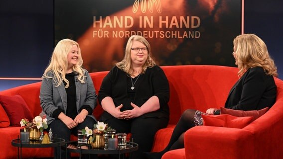 Bettina Tietjen im Gespräch mit Nadine Gärtner und Melissa Marggraf vom Hof Winkelmann. © NDR Foto: Markus Hertrich