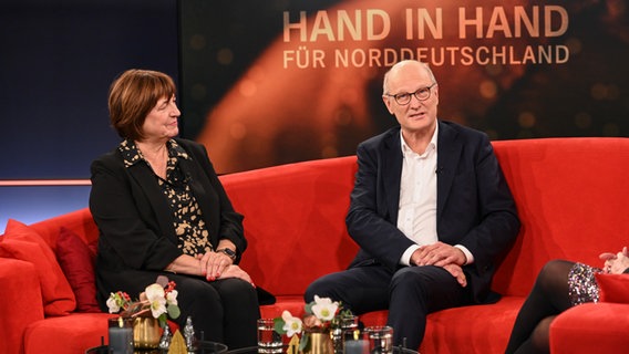 Ulla Schmidt, Bundesvorsitzende Lebenshilfe und Joachim Knuth, Intendant NDR, auf dem Roten Sofa. © NDR Foto: Markus Hertrich
