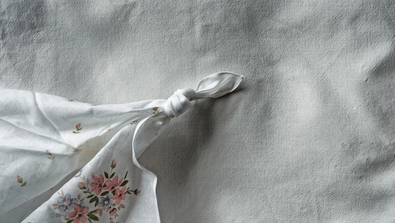 Ein Knoten in einem Taschentuch. © photocase.de Foto: owik2