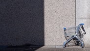 Ein leerer Einkaufswagen vor einer Betonwand © photocase.de Foto: cydonna
