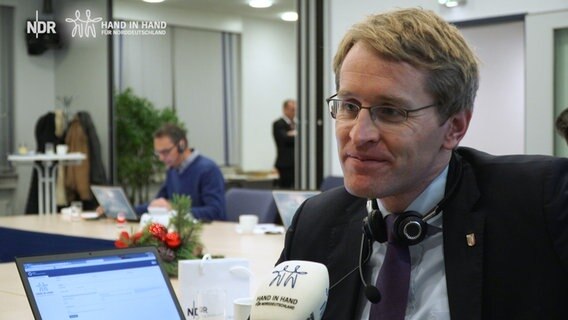 Daniel Günther wird bei "Hand in Hand für Norddeutschland" interviewt. © NDR Foto: Dominik Dührsen