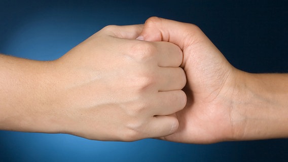 Eine Hand greift in eine andere Hand. © Fotolia.com Foto: Tomasz Trojanowski