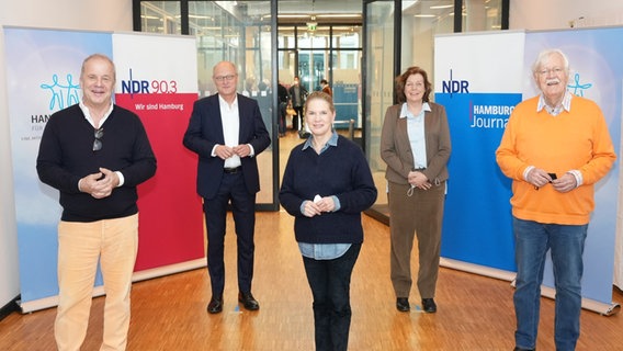 Hubertus Meyer-Burckhardt (li.), Joachim Knuth, Cornelia Poletto, Sabine Rossbach und Carlo von Tiedemann am 10. Dezember 2021 beim Spendentag für Hand in Hand für Norddeutschland. © Marco Peter 