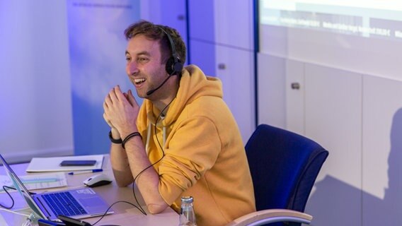 Youtuber und Schauspieler Freshtorge sitzt für "Hand in Hand" an einem Spendentelefon. © NDR Foto: Bernd Hauschildt