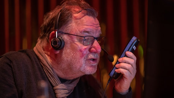 Der Sänger Klaus Lage telefoniert mit Spendern bei der Aktion "Hand in Hand in Norddeutschland". © NDR Foto: Axel Herzig