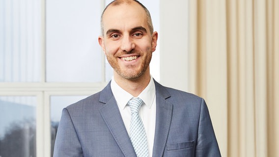 Belit Onay (Grüne), Oberbürgermeister von Hannover, lächelt in die Kamera. Belit Onay (Grüne), Oberbürgermeister von Hannover, lächelt in die Kamera. © Landeshauptstadt Hannover