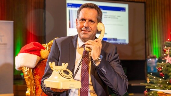 Wirtschaftsminister Olaf Lies (SPD) telefoniert im kleinen Sendesaal des NDR in Hannover bei der Spendenaktion "Hand in Hand für Norddeutschland". © Axel Herzig 