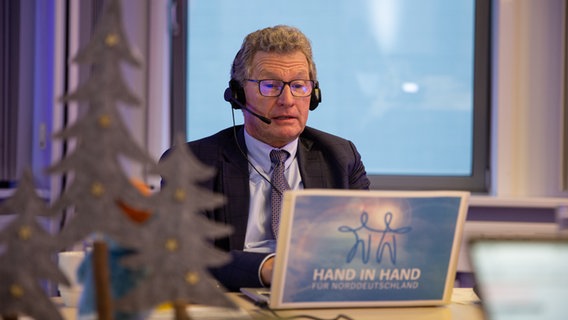 Bernd Buchholz sitzt am Spendentelefon bei Hand in Hand für Norddeutschland. © NDR Foto: Christoph Klipp