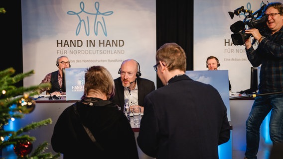 Hand in Hand MV Innenminister Christian Pegel © NDR Foto: Katharina Kleinke
