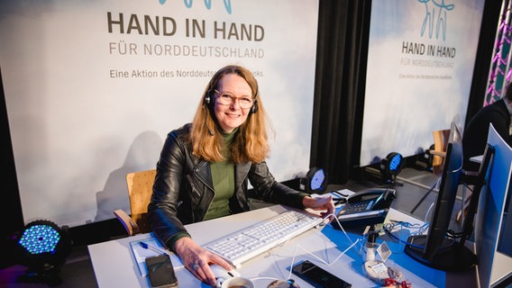 Hand in Hand MV Kulturministerin Bettina Martin am Spendentelefon © NDR Foto: Katharina Kleinke