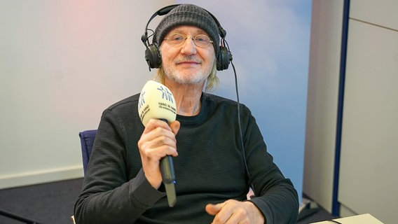 Rötger Feldmann hält ein Mikrophon in die Kamera © NDR Foto: Bernd Hauschildt
