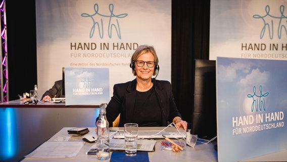 Chefredakteurin des NDR MV, Gordana Patett, telefoniert bei der Spendenaktion "Hand in Hand für Norddeutschland". © NDR Foto: Katharina Kleinke