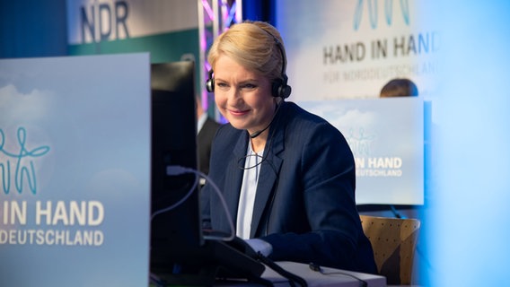 Ministerpräsidentin Manuela Schwesig nimmt Spendenanrufe entgegen. © NDR Foto: Sara Scholl