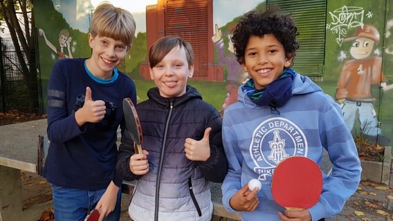 Drei Jungs an der Tischtennisplatte des Kinder- und Jugendzentrums Alsterdorf © NDR Foto: Petra Volquardsen