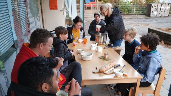 Gemeinsames Abendessen im Freien vor dem Kinder- und Jugendzentrum Alsterdorf © NDR Foto: Petra Volquardsen