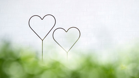zwei aus Draht gebogene Herzen © photocase.de Foto: Polarpx