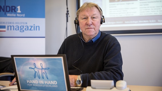 Horst Hrubesch sitzt konzentriert in der Kieler Telefonzentrale am großen Spendentag der NDR Benefizaktion Hand in Hand für Norddeutschland. © NDR Foto: Janis Röhlig