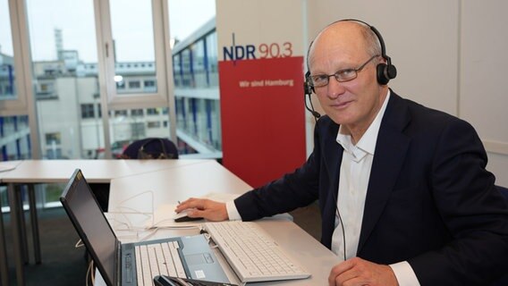 Der NDR Intendant Joachim Knuth am 10. Dezember 2021 bei Hand in Hand für Norddeutschland am Spendentelefon. © Marco Peter 