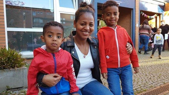 Eine Besucherin und ihre beiden Kinder vorm Kifaz Lurup © NDR Foto: Petra Volquardsen
