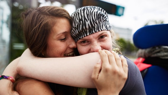 Zwei Frauen umarmen sich, eine guckt in die Kamera. © Lebenshilfe Foto: David Maurer