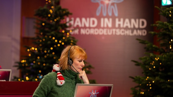 Vera Cordes im Callcenter in Lokstedt. © NDR Foto: Markus Hertrich