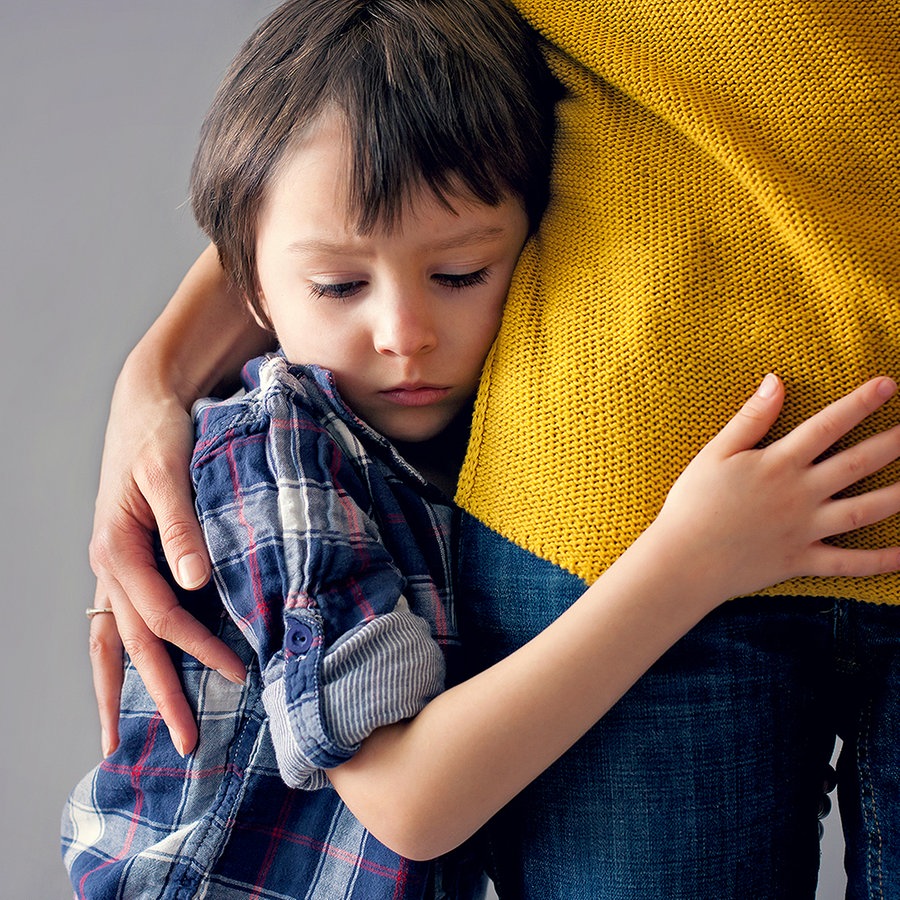 Ängstliches Kind umarmt seine Mutter © fotolia Foto: Tomsickova