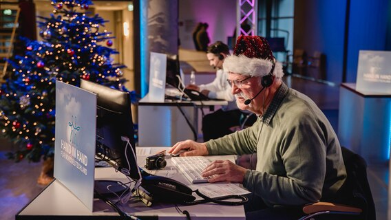 Musiker Plattfoot Klaus im Call-Center am Spendentelefon bei der Benefizaktion "Hand in Hand für Norddeutschland" im NDR Landesfunkhaus in Mecklenburg-Vorpommern. © NDR Foto: Katharina Kleinke