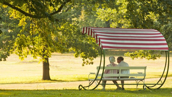 Ein älteres Paar sitzt auf einer Bank im Park © dpa / picture alliance Foto: Rainer Hackenberg