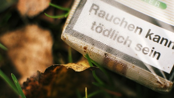 Eine weggeworfene Zigarettenschachtel mit der Aufschrift: "Rauchen kann tödlich sein". © photocase.de Foto: designritter