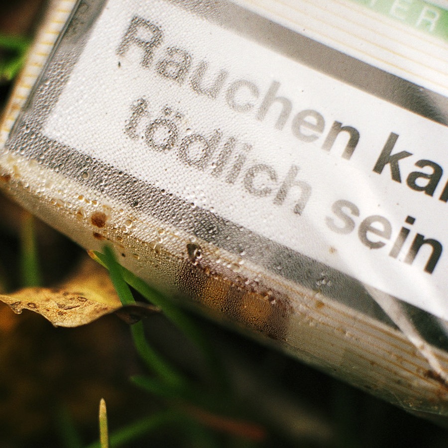 Eine weggeworfene Zigarettenschachtel mit der Aufschrift: "Rauchen kann tödlich sein". © photocase.de Foto: designritter