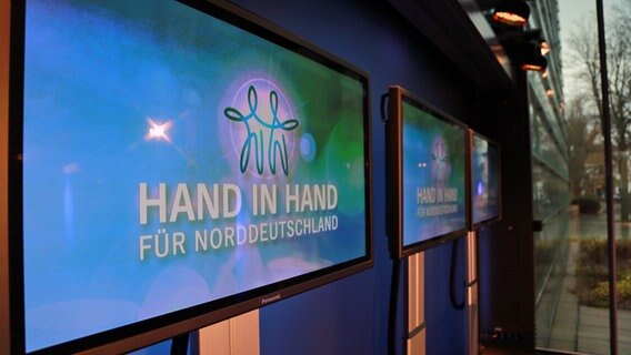 Drei Monitore zeigen das Logo der NDR Benefizaktion. © NDR Foto: Marco Peter
