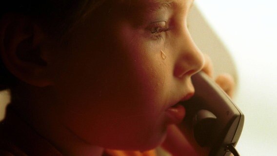 Kind weint am Telefon. © Imago Foto: Becker&Bredel