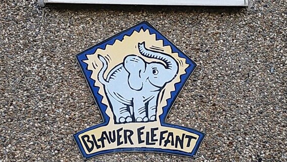 Schild vom Sorgentelefon - Blauer Elefant. © NDR Foto: Christian Peplow