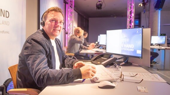 Michael Ahrens ist Musikchef bei NDR 1 Radio MV. Auch er saß am Morgen am Spendentelefon. © NDR Foto: Georg Hundt