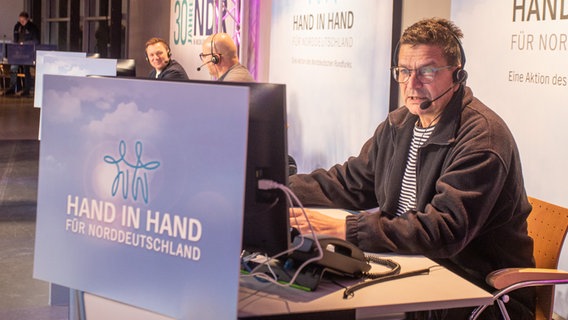 Jürgen Opel aus dem Ostseestudio Rostock nimmt telefonisch Spenden entgegen. © NDR Foto: Georg Hundt